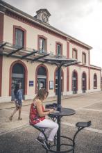 Banc connecté sur le parvis de la gare de Firminy